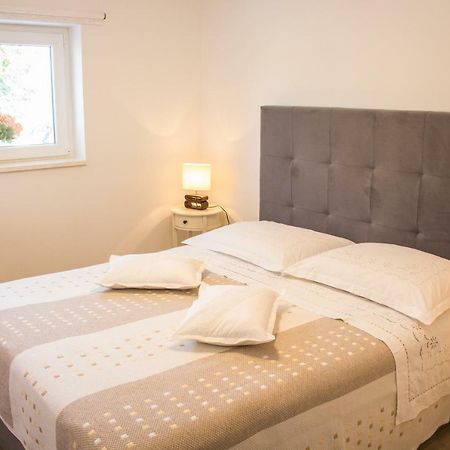 Apartment Verica In Duce - 20 Meters From The Beach Dugi Rat Exteriör bild