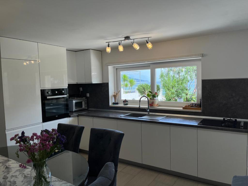 Apartment Verica In Duce - 20 Meters From The Beach Dugi Rat Exteriör bild