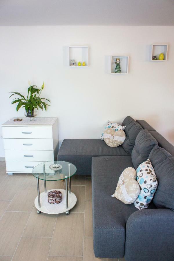 Apartment Verica In Duce - 20 Meters From The Beach Dugi Rat Exteriör bild